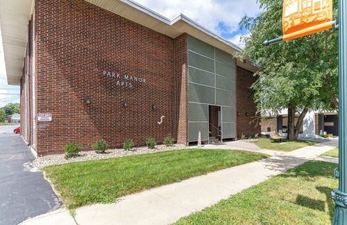 Cedar Falls Apartment | Charming 1-bedroom apartment in historic downtown Cedar Falls with AC.