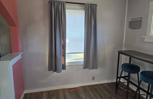 Cedar Rapids - Iowa City House | Charming 1-bedroom house the Live Well Nook with WiFi in Cedar Rapids