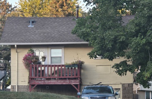 Cedar Rapids - Iowa City House | Charming 1-bedroom house the Live Well Nook with WiFi in Cedar Rapids