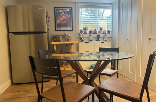 Lake Oswego Apartment | Charming 1-bedroom apartment in superb Lake Oswego with AC