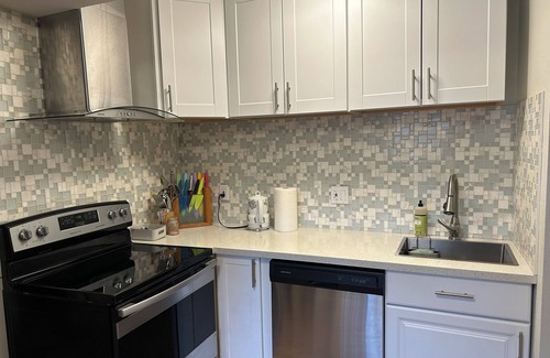 Lake Oswego Apartment | Charming 1-bedroom apartment in superb Lake Oswego with AC