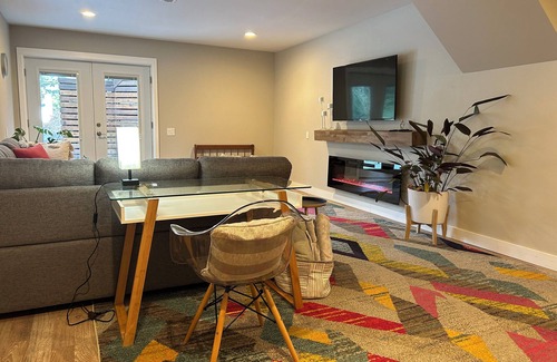 Lake Oswego Apartment | Charming 1-bedroom apartment in superb Lake Oswego with AC