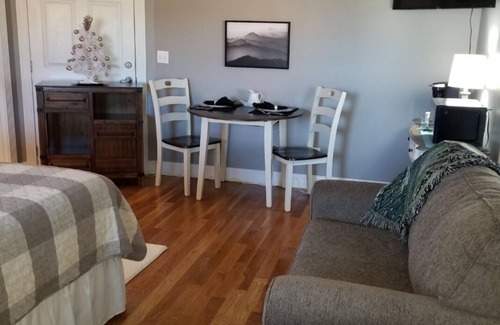 McMinnville Apartment | Charming 1-bedroom apartment with WiFi and AC in peaceful McMinnville.