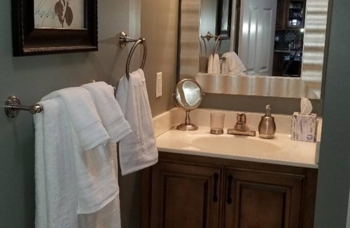 McMinnville Apartment | Charming 1-bedroom apartment with WiFi and AC in peaceful McMinnville.