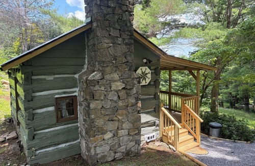 Waynesville Cabin | Charming 1-bedroom log cabin in fabulous Waynesville NC , WiFi, cable, AC/HTG