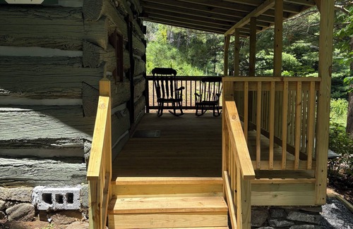 Waynesville Cabin | Charming 1-bedroom log cabin in fabulous Waynesville NC , WiFi, cable, AC/HTG