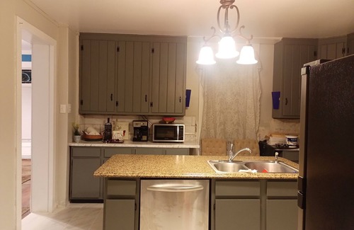 Quincy House | Charming 1-bedroom with shared house amenities in lovely Quincy with WiFi, AC