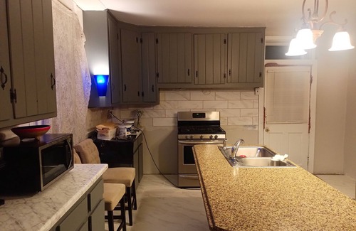 Quincy House | Charming 1-bedroom with shared house amenities in lovely Quincy with WiFi, AC