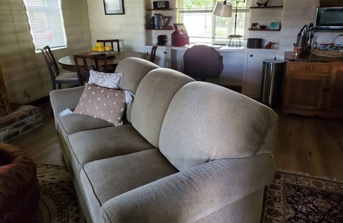 Raisin Cottage | Charming 1-bedroom, wood ceiling adobe cottage in Fresno, WiFi, AC, fitness room