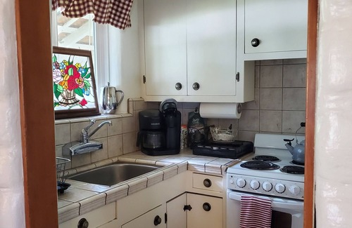 Raisin Cottage | Charming 1-bedroom, wood ceiling adobe cottage in Fresno, WiFi, AC, fitness room