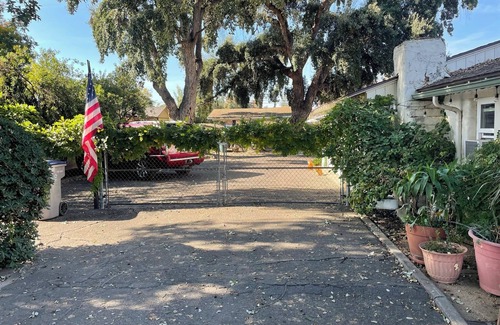 Raisin Cottage | Charming 1-bedroom, wood ceiling adobe cottage in Fresno, WiFi, AC, fitness room