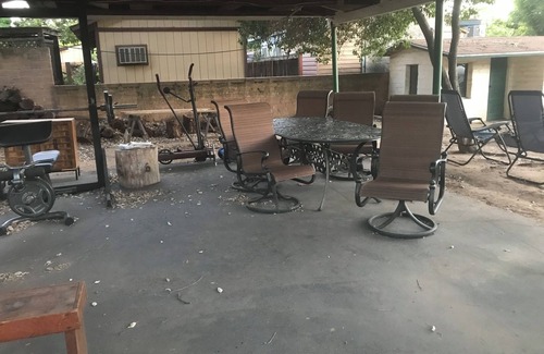 Raisin Cottage | Charming 1-bedroom, wood ceiling adobe cottage in Fresno, WiFi, AC, fitness room