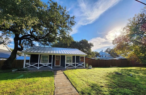 Lockhart House | Charming 1-BR pet friendly house in Lockhart. Short stroll to the best BBQ spots