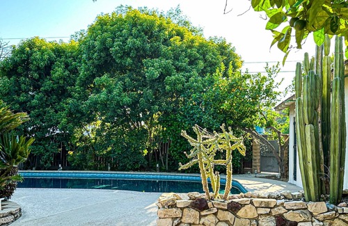 San Fernando House | Charming 1 BR Poolside Retreat - Lou2-SF