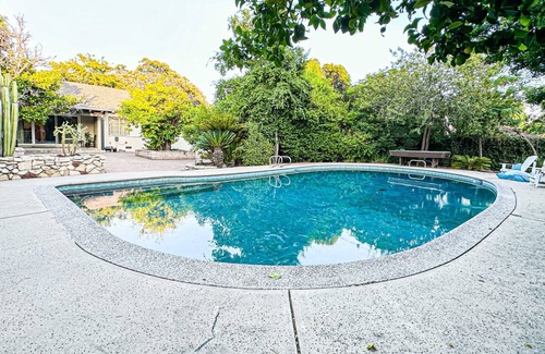 San Fernando House | Charming 1 BR Poolside Retreat - Lou2-SF