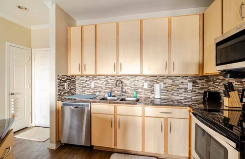 Galveston Apartment | Charming 1 King BD in wonderful Galveston