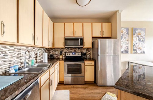 Galveston Apartment | Charming 1 King BD in wonderful Galveston