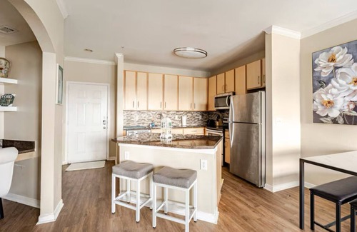 Galveston Apartment | Charming 1 King BD in wonderful Galveston