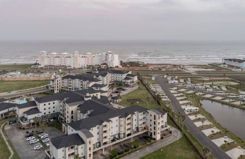 Galveston Apartment | Charming 1 King BD in wonderful Galveston