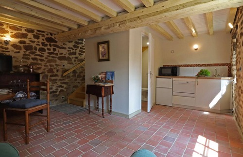 La Carneille Cottage | Charming 15th-century house with garden, perfect for a couple with WiFi