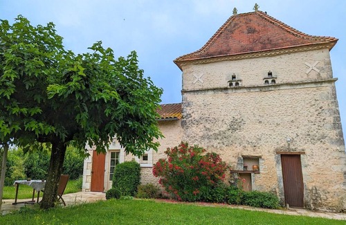 Saint-Romain Cottage | Charming 17th-Century Dovecote: Private Garden, Forest Nearby, Baby Equipment, Pet-Friendly