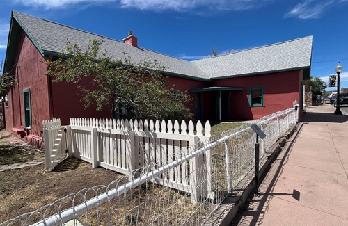 Tyrone House | Charming 1800's fully modernized farmhouse in downtown Silver City- pet friendly