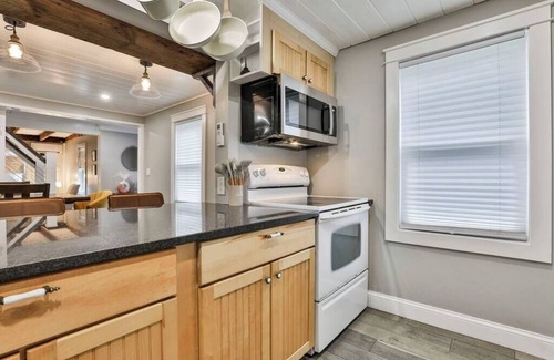 Salem House | Charming 1825 Farmhouse Near Boston & Canobie Lake