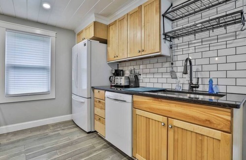 Salem House | Charming 1825 Farmhouse Near Boston & Canobie Lake