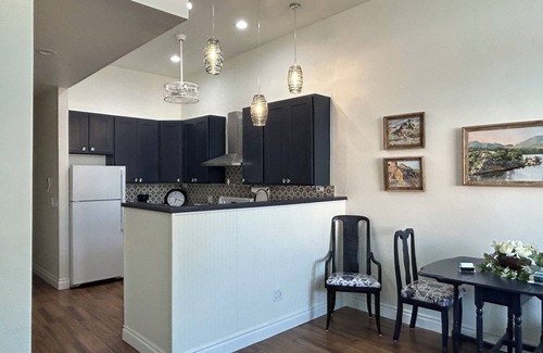 Alex House | Charming 1908 historical bldg sleeps five, vintage furnishing, city park, .