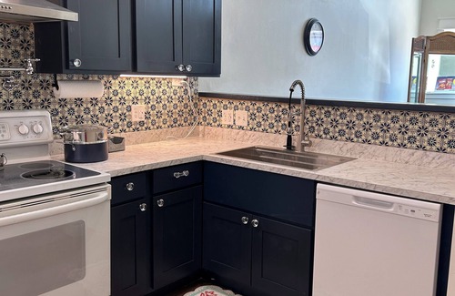 Alex House | Charming 1908 historical bldg sleeps five, vintage furnishing, city park, .
