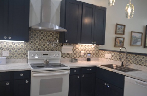Alex House | Charming 1908 historical bldg sleeps five, vintage furnishing, city park, .