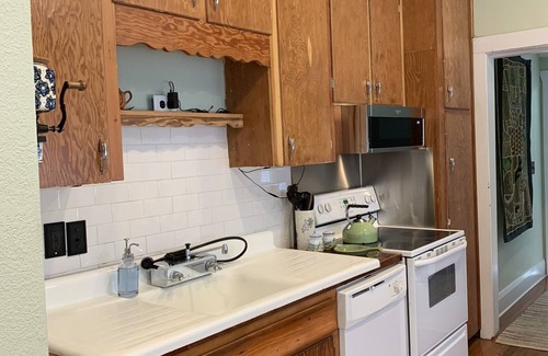 Tampa Heights House | Charming 1920 bungalow ~Inn the Heights~5 mins to Bucs stadium! Central location