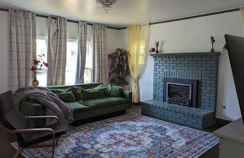 Vallejo House | Charming 1920s Retreat with outdoor space and close to Napa! Pet-friendly