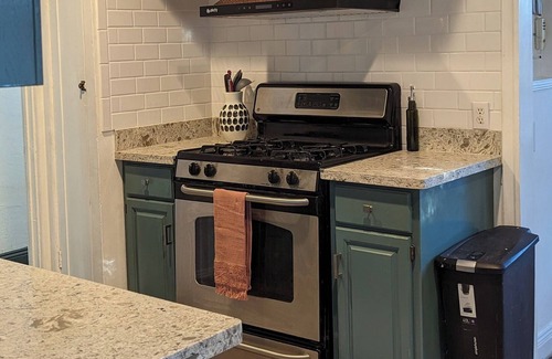 Vallejo House | Charming 1920s Retreat with outdoor space and close to Napa! Pet-friendly