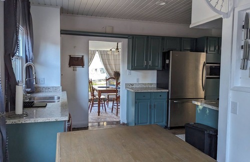 Vallejo House | Charming 1920s Retreat with outdoor space and close to Napa! Pet-friendly
