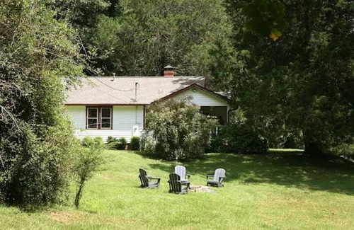 Dahlonega Cottage | Charming 1935 Cottage: "The Little House"