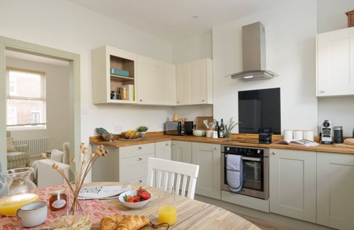 Eastbourne City Centre Cottage | Charming 19th-Century Leaf Cottage: Historic Seaside Retreat with Modern Comforts