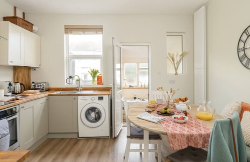 Eastbourne City Centre Cottage | Charming 19th-Century Leaf Cottage: Historic Seaside Retreat with Modern Comforts