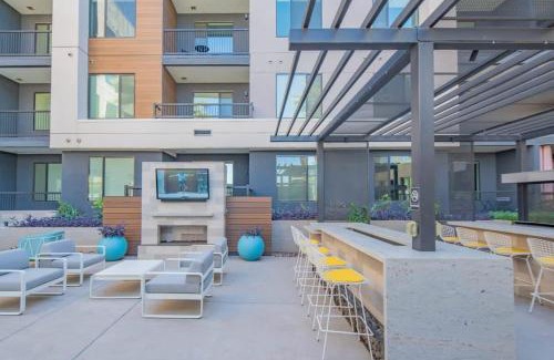 Tempe Apartment | Charming 1BD - Pool, Gym, Parking, W-D - Sleeps 4