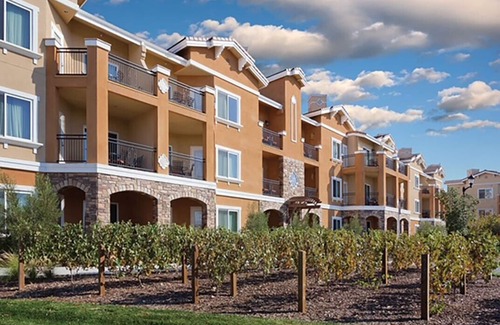 Napa Condo | Charming 1Bed/1Bath in the delightful Napa, with AC, WiFi, Pool, & Fitness room!