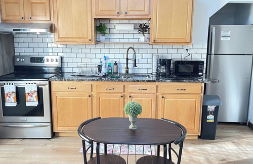 Cleveland House | Charming 1bed 1bath near Airport, Cleveland Clinic, & Downtown CLE