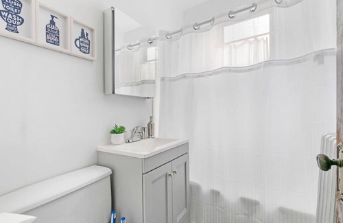 North Center Apartment | Charming 1BR Apt in North Center Near Shops