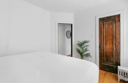 North Center Apartment | Charming 1BR Apt in North Center Near Shops