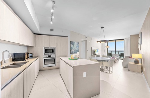 Hollywood South Central Beach Condo | Charming 1BR Ocean View | Pool & Resort Access