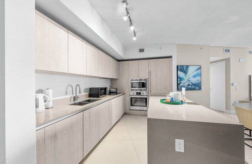 Hollywood South Central Beach Condo | Charming 1BR Ocean View | Pool & Resort Access