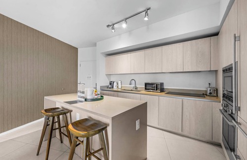 Hollywood South Central Beach Condo | Charming 1BR Ocean View | Pool & Resort Access