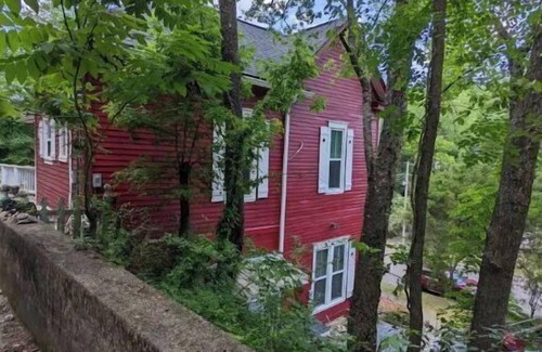 Hot Springs House | Charming 1BR Suite at Historic Ruby Red, downtown