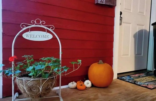 Hot Springs House | Charming 1BR Suite at Historic Ruby Red, downtown