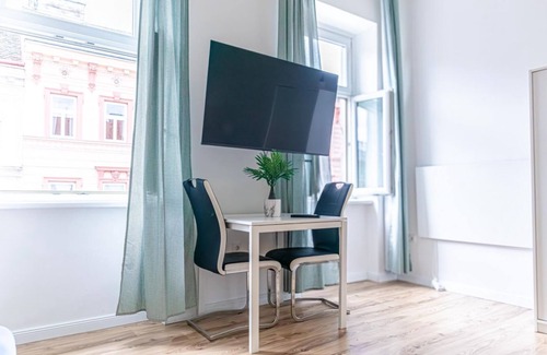 Rudolfsheim-Funfhaus Apartment | Charming 1BR Viennese Budget Apt - Central Located