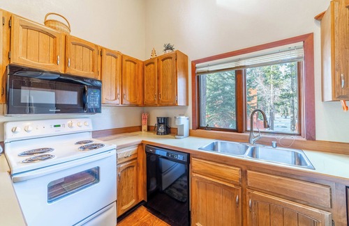 Mammoth Lakes House | Charming 2/2 Tucked in the Trees; Hottub & Parking